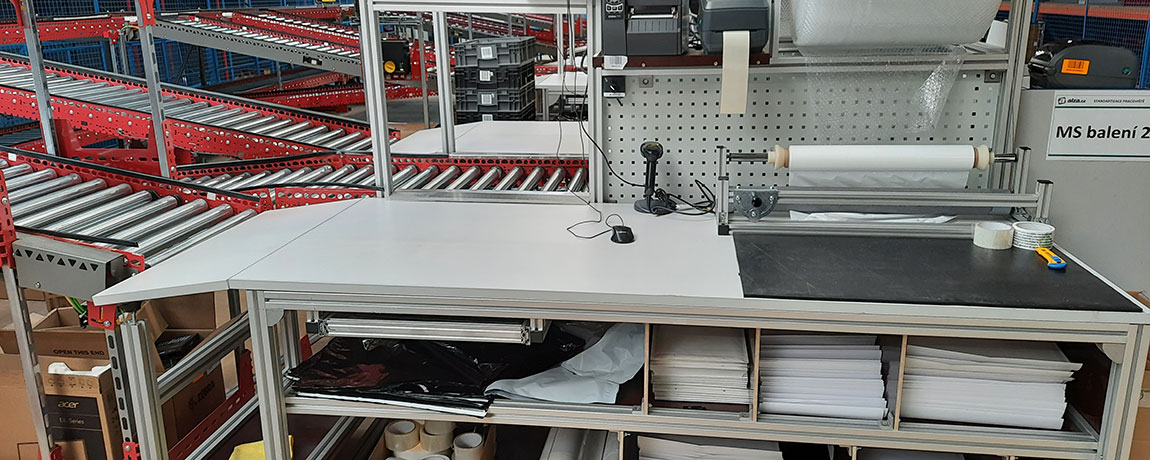 Packing tables for conveyors